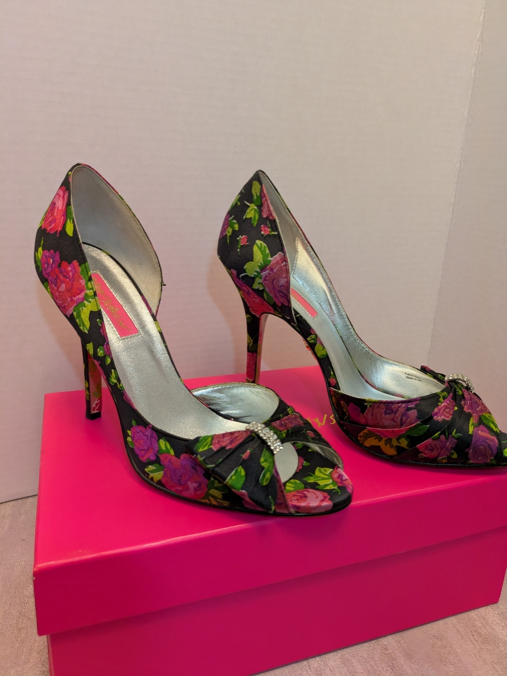 Betsey Johnson Black Floral Peep-Toe Heels with Pink Roses 8